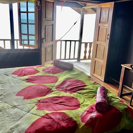 Beachfront Hut Upstairs Astra - Beach Shack Chalet Kampong Juara 외부 사진