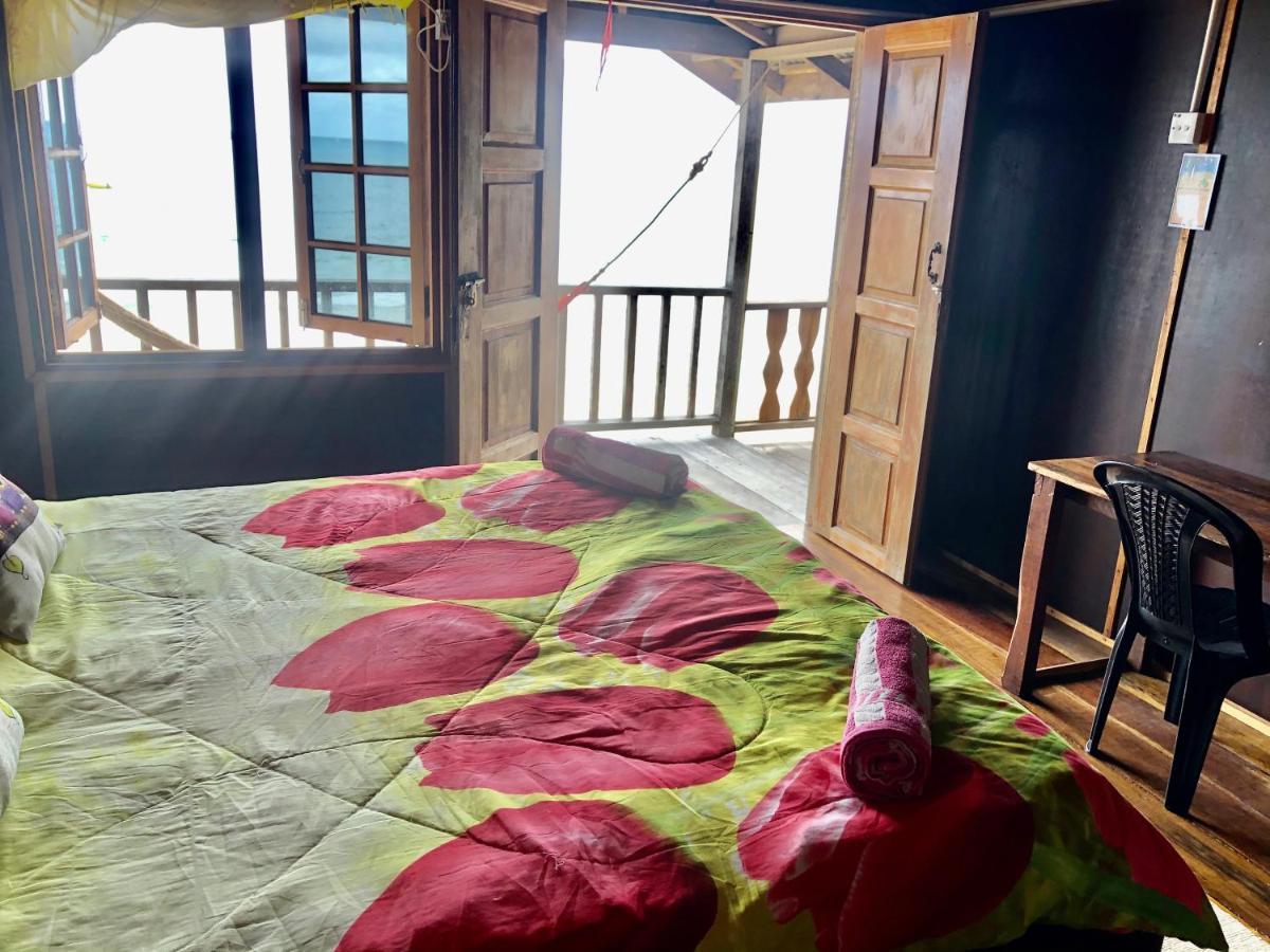 Beachfront Hut Upstairs Astra - Beach Shack Chalet Kampong Juara 외부 사진