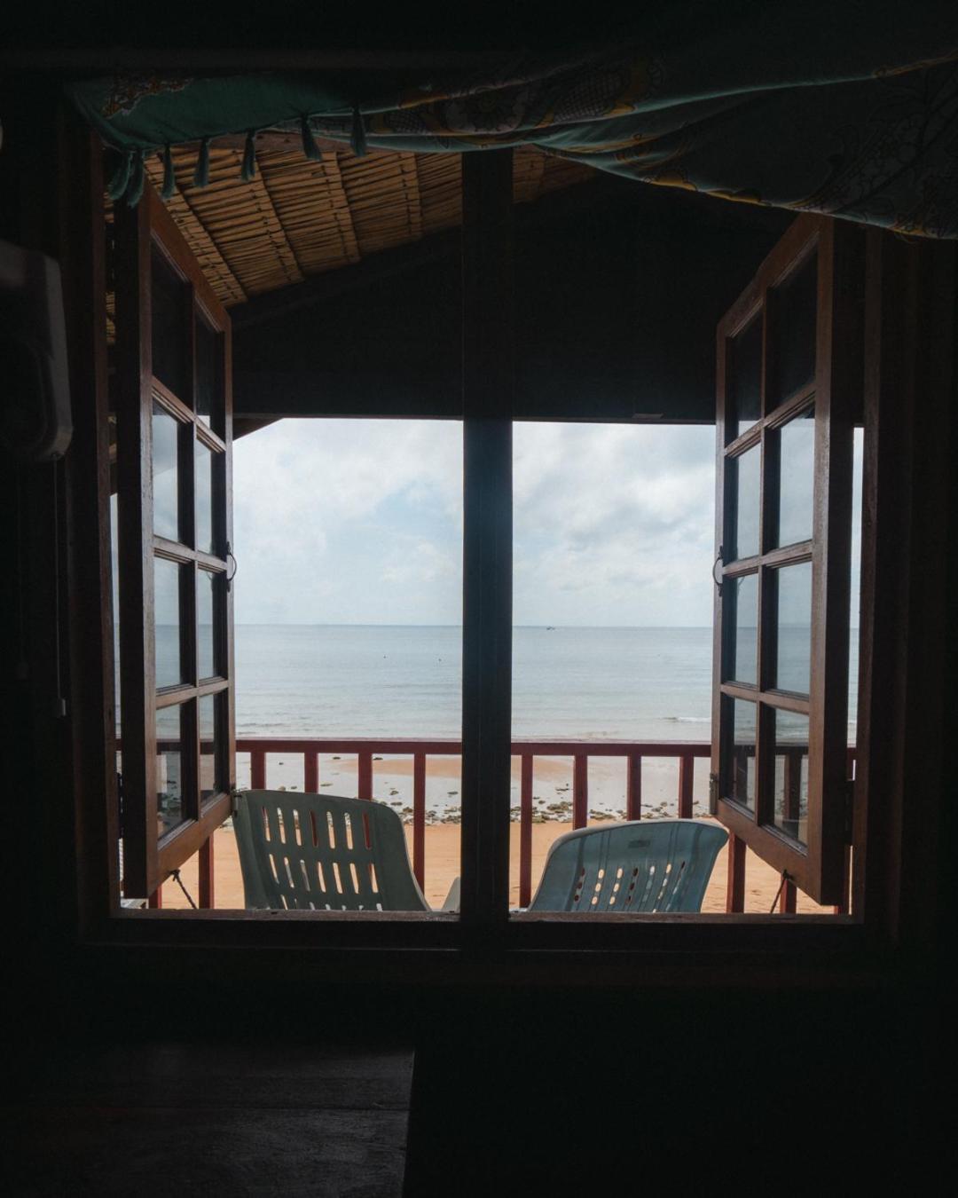 Beachfront Hut Upstairs Astra - Beach Shack Chalet Kampong Juara 외부 사진
